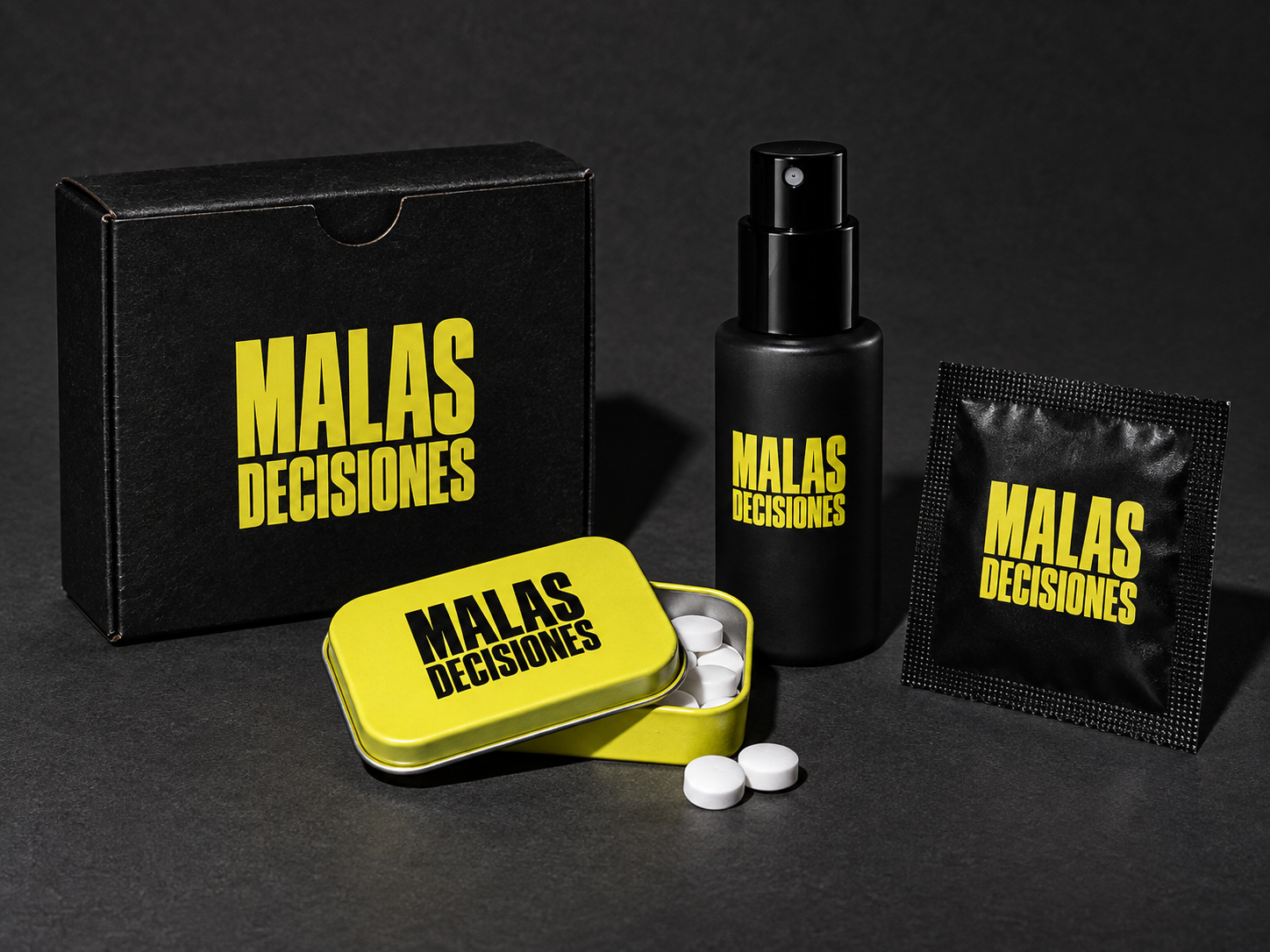 Concepto de kit, chicles y mini spray propios de Malas Decisiones